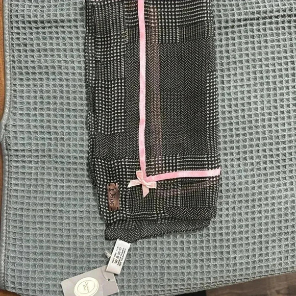 CHRISTIAN DIOR 55 SCARF

0113 - Picture 7 of 8